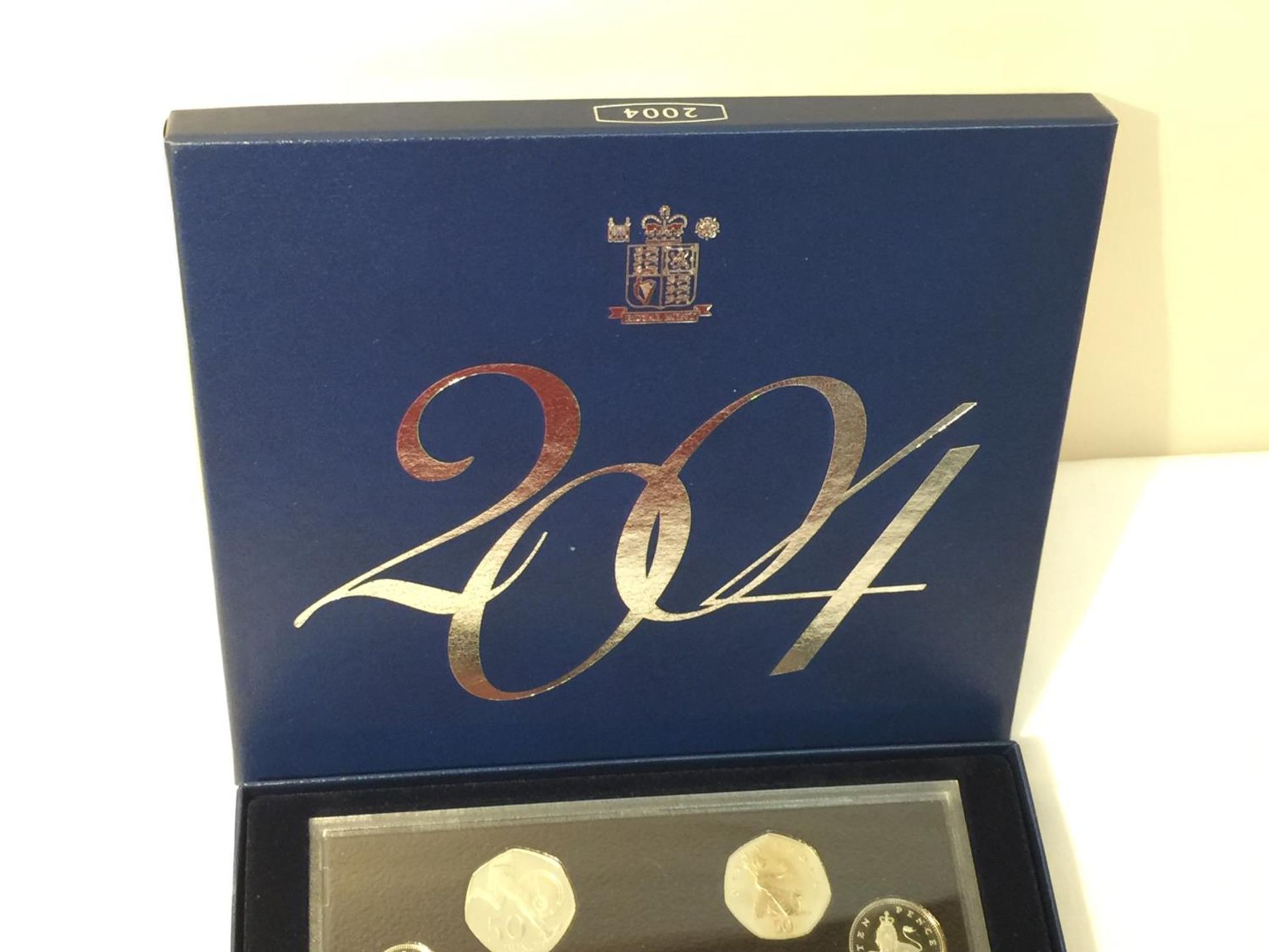A UNITED KINGDOM ROYAL MINT 2004 COIN SET, WITH COA - Image 4 of 4