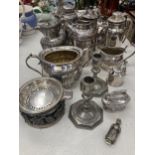A COLLECTION OF SILVER PLATED ITEMS TO ICLUDE A MAPPIN AND WEBB QUAICH STYLE BOWL, COCKTAIL