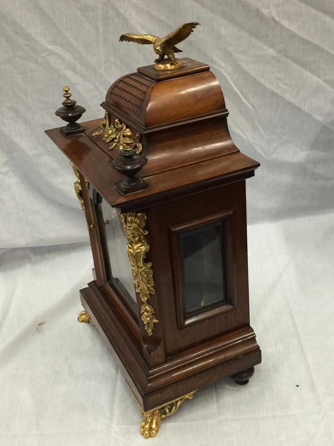 A 19TH CENTURY MAHOGANY CASED BRACKET CLOCK WITH FULL BRASS DIAL AND SILVER CHAPTER RING ORMOLA - Image 5 of 12