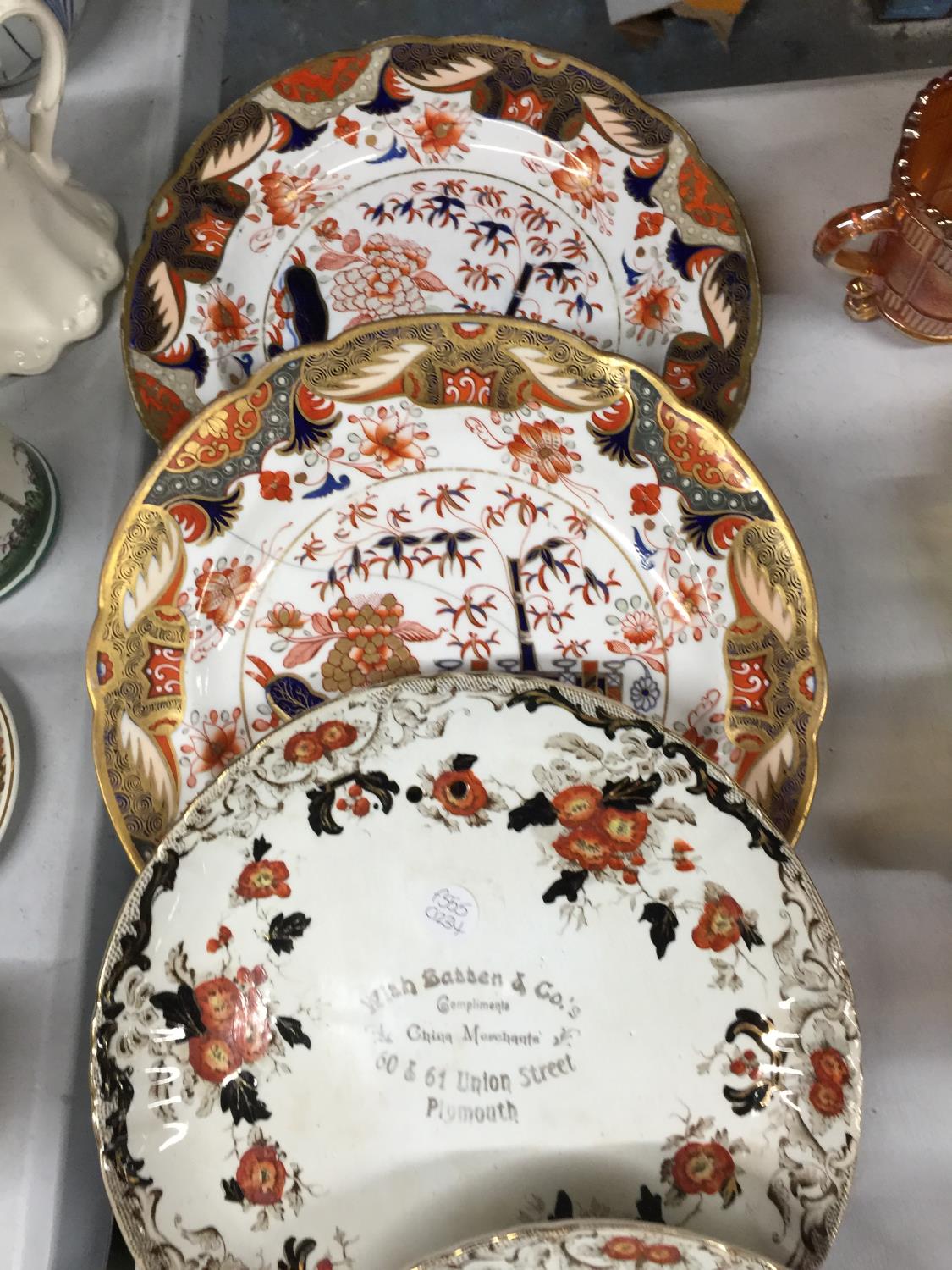 TWO SPODE IMARI STYLE WALL PLATES PLUS TWO WITH 'WITH BATTEN & CO'S COMPLIMENTS@ CHINA MERCHANTS, 60 - Image 3 of 3