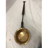 A VINTAGE CAST BASED HEAVY BRASS PAN WITH LONG CAST HANDLE DIAMETER 21CM