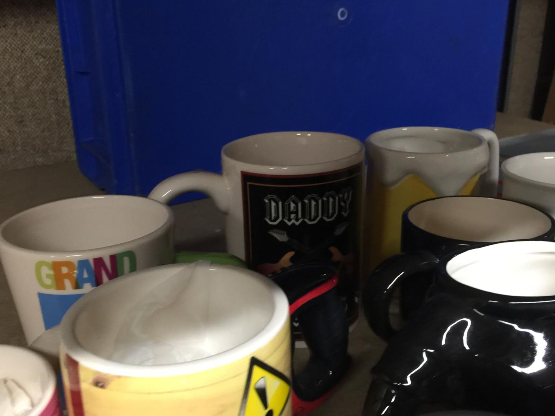 A MIXED LOT OF COLLECTABLE MUGS TO INCLUDE MUMMY RULES, ROCKER, DADDY ROCKS, THE BOSS ETC - Image 3 of 5