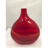 A STUDIO ART GLASS VASE IN A TEARDROP SHAPE IN RED HEIGHT 34CM