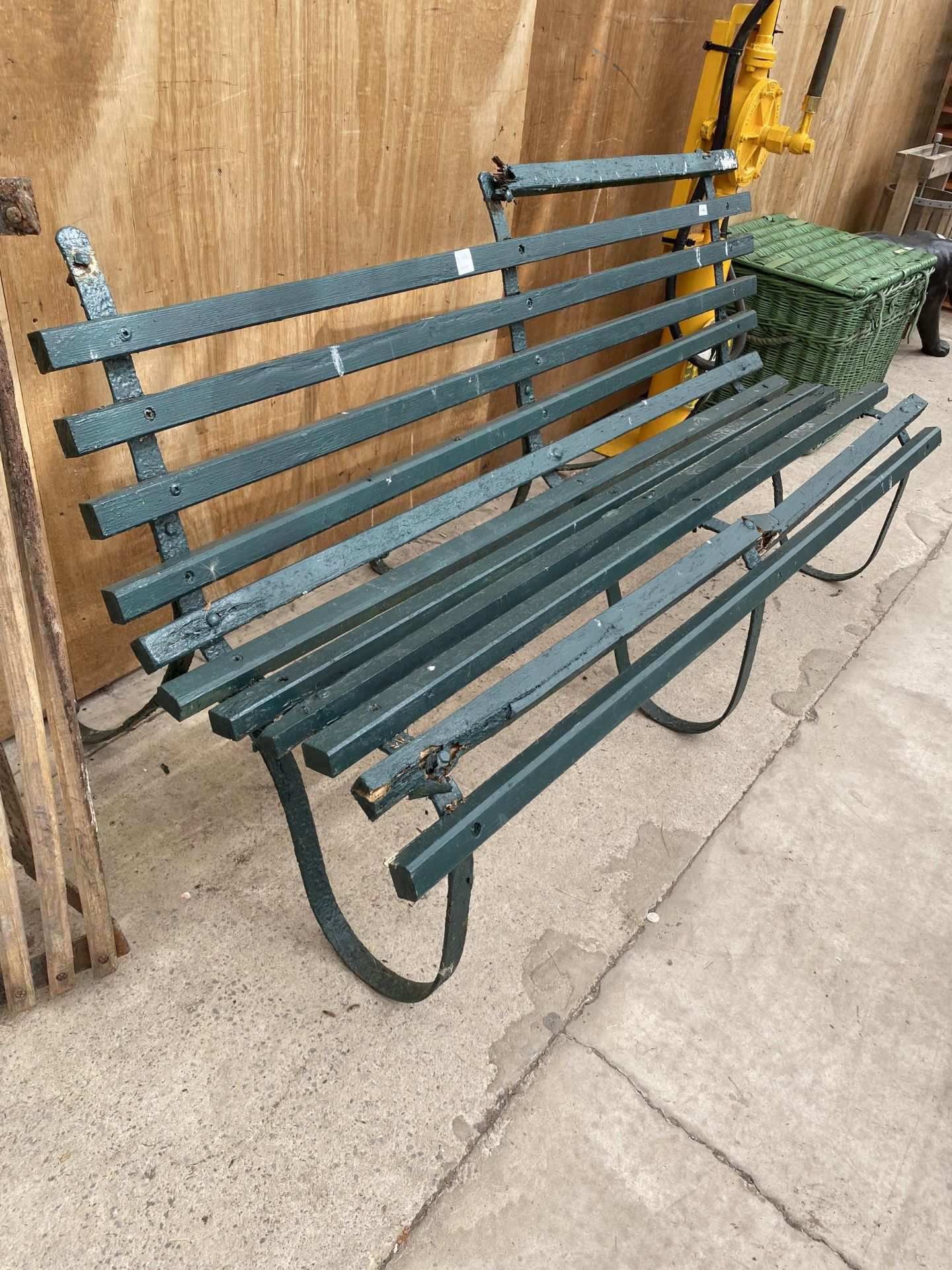 A VINTAGE WOODEN SLATTED GARDEN BENCH WITH CAST ENDS AND MIDDLE - Image 3 of 4