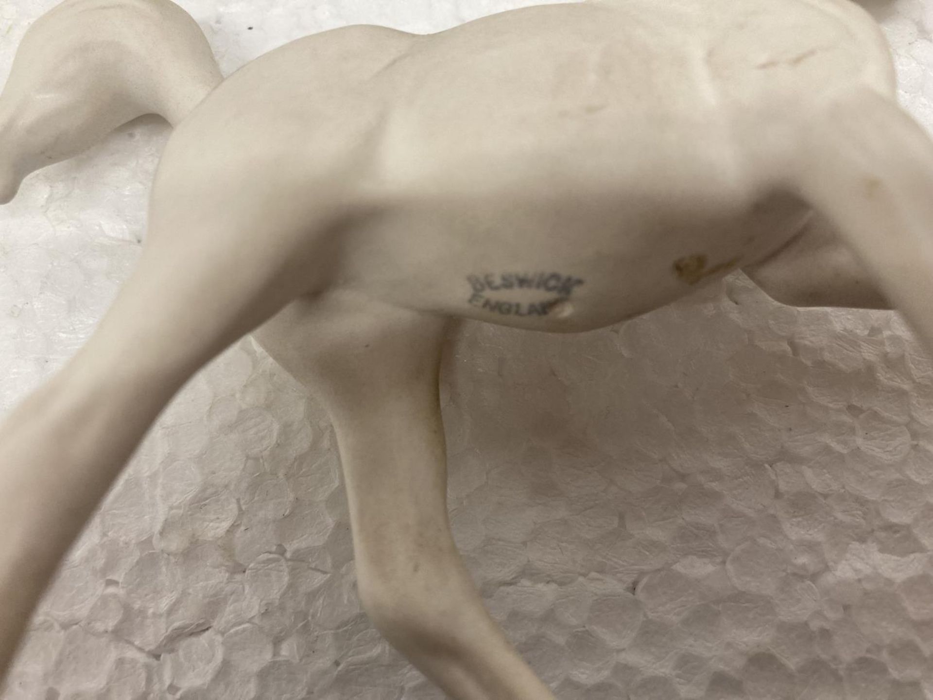 A WHITE MATT BESWICK FOAL ON WOODEN PLINTH "ADVENTURE" - HOOF TO TOP OF EAR 12 CM - MOUTH TO END - Image 2 of 11