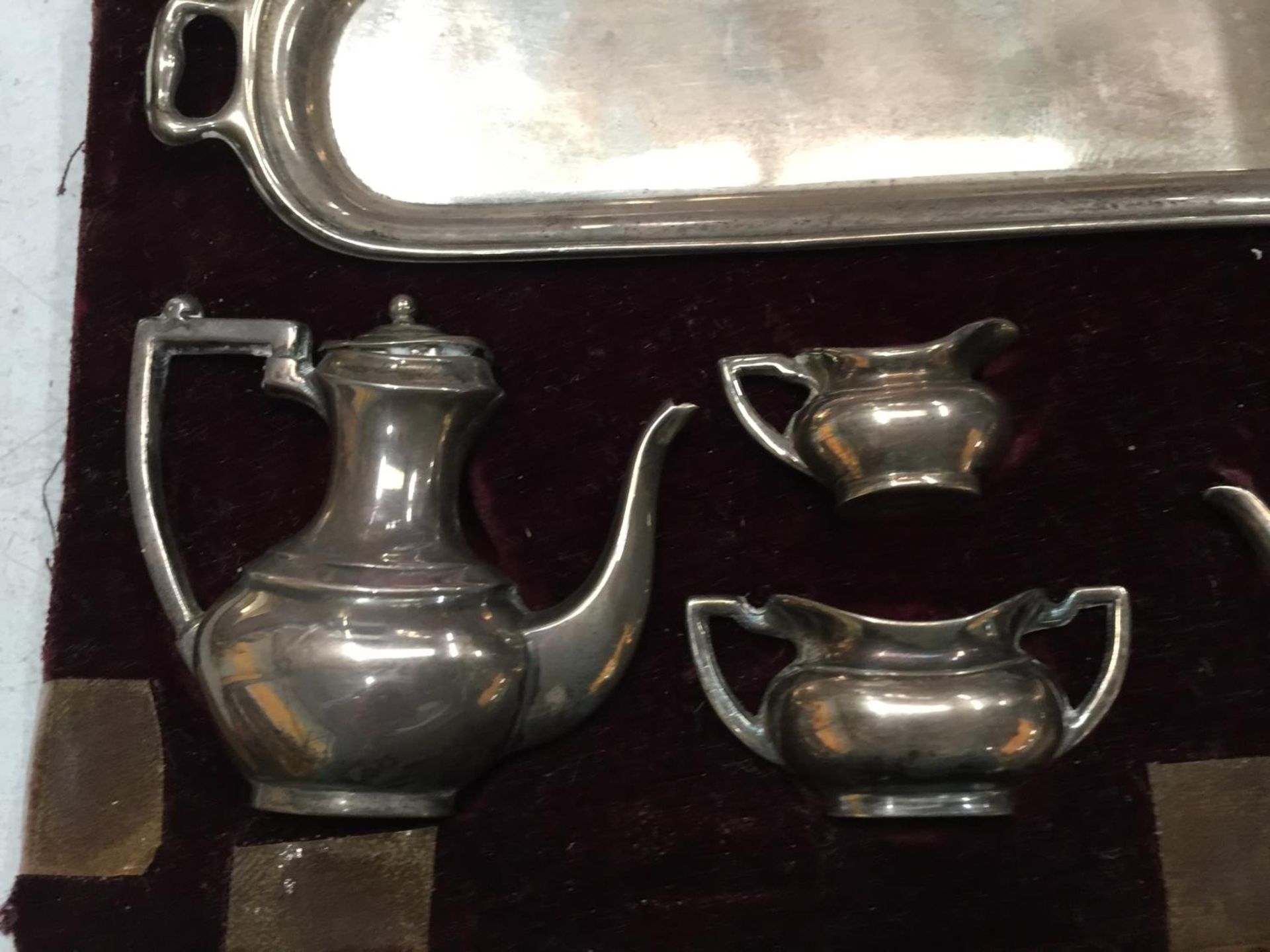 A SET OF BIRMINGHAM HALLMARKED SILVER MINIATURE TEAPOTS AND JUGS IN A CASE - Image 3 of 5