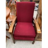 A MID 20TH CENTURY RECLINER CHAIR
