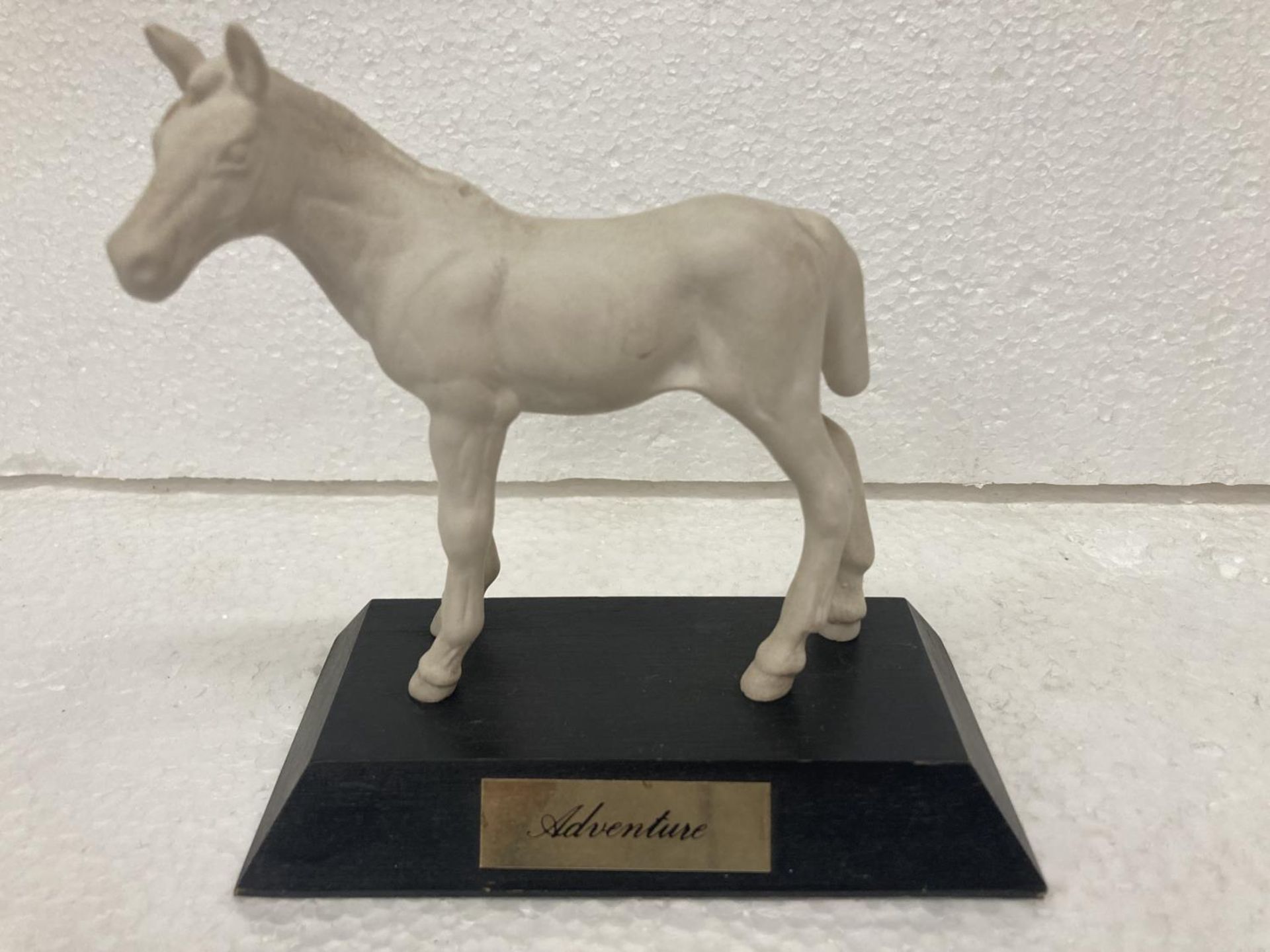 A WHITE MATT BESWICK FOAL ON WOODEN PLINTH "ADVENTURE" - HOOF TO TOP OF EAR 12 CM - MOUTH TO END - Image 6 of 11