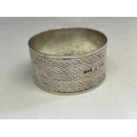 A HALLMARKED CHESTER SILVER NAPKIN RING