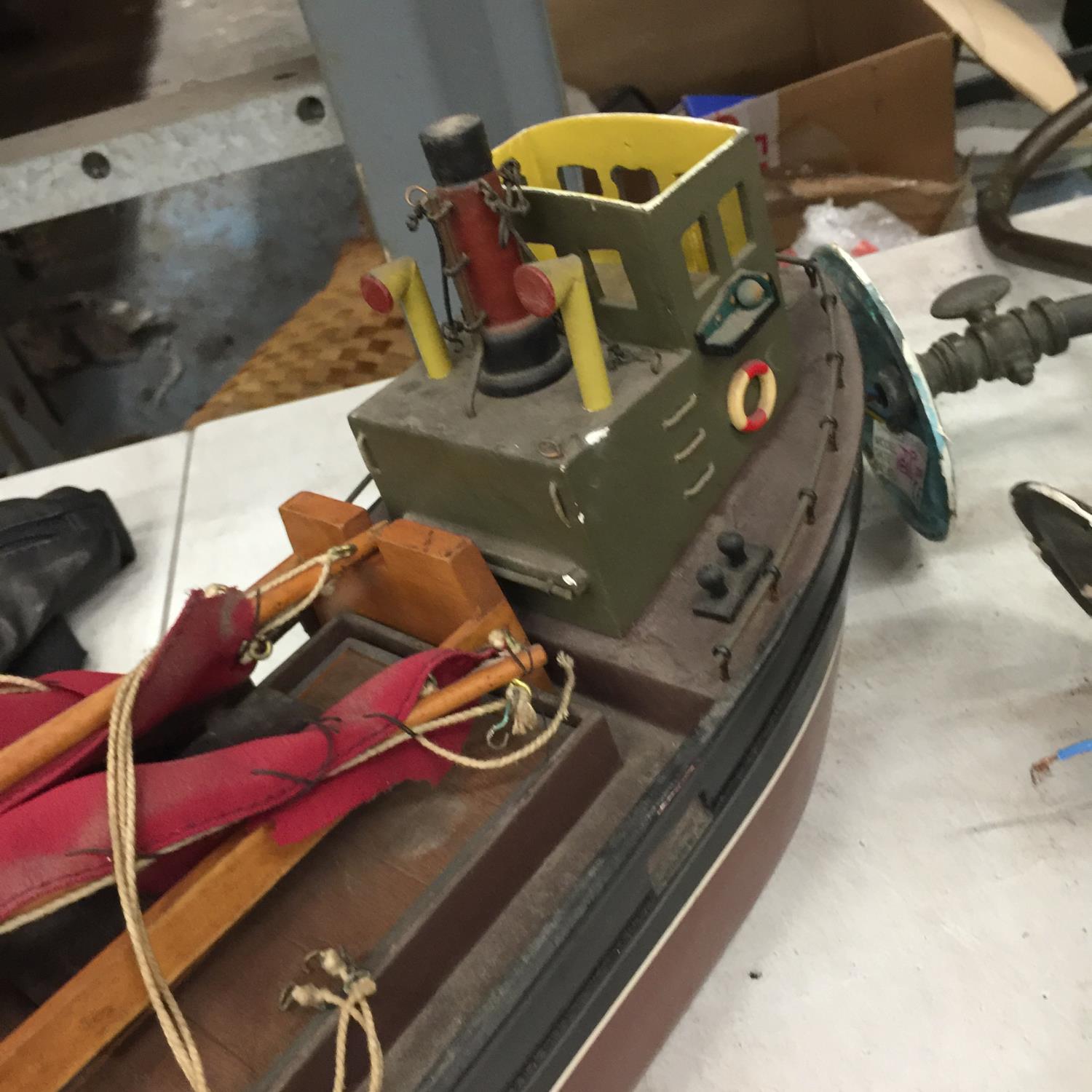 A VINTAGE MODEL BOAT WITH SAIL LENGTH 45CM - Image 3 of 3