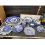 A COLLECTION OF ASSORTED BLUE AND WHITE CERAMIC WARE TO INCLUDE PLATES, A JUG AND BOWLS ETC