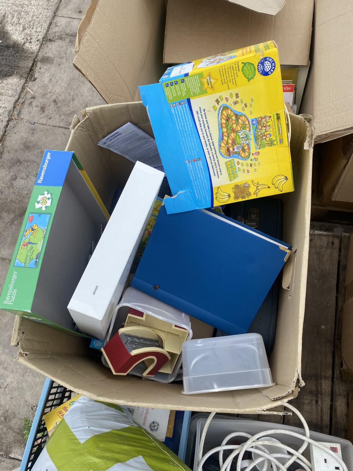 AN ASSORTMENT OF HOUSEHOLD CLEARANCE ITEMS TO INCLUDE BOOKS AND BOARD GAMES ETC - Image 4 of 10