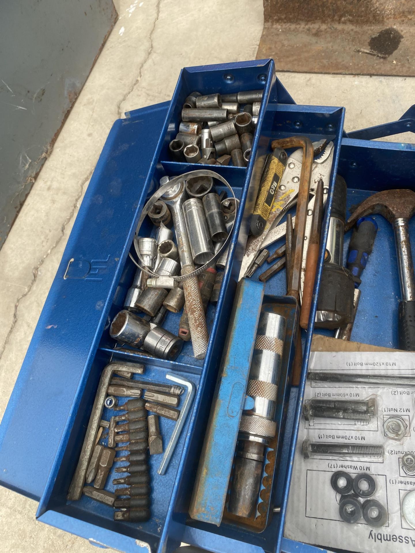A METAL TOOL BOX CONTAINING AN ASSORTMENT OF TOOLS - Image 2 of 4