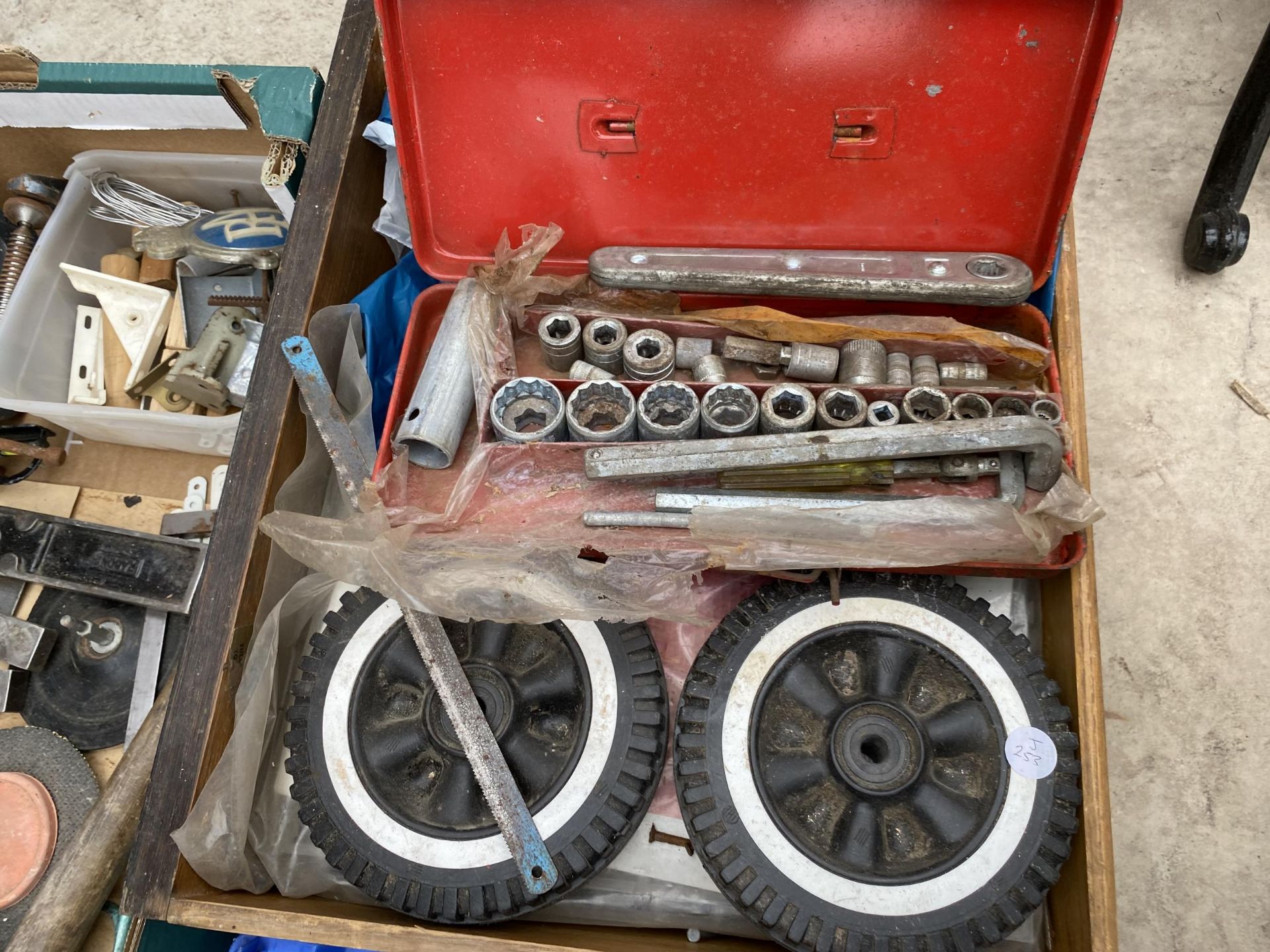 AN ASSORTMENT OF TOOLS AND HARDWARE TO INCLUDE G CLAMPS, SET SQUARES AND SAWS ETC - Image 4 of 6