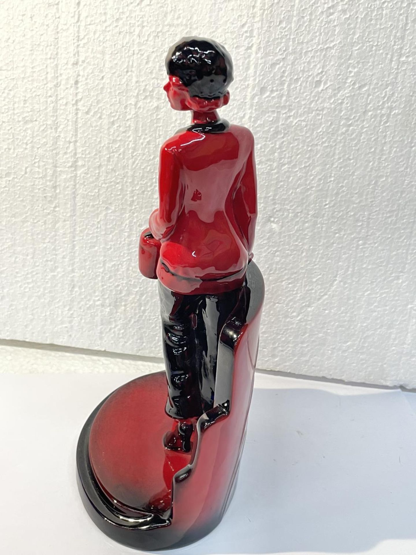 A PEGGY DAVIES RUBY FUSION ART DECO FIGURINE - 26 CM IN HEIGHT - Image 4 of 5