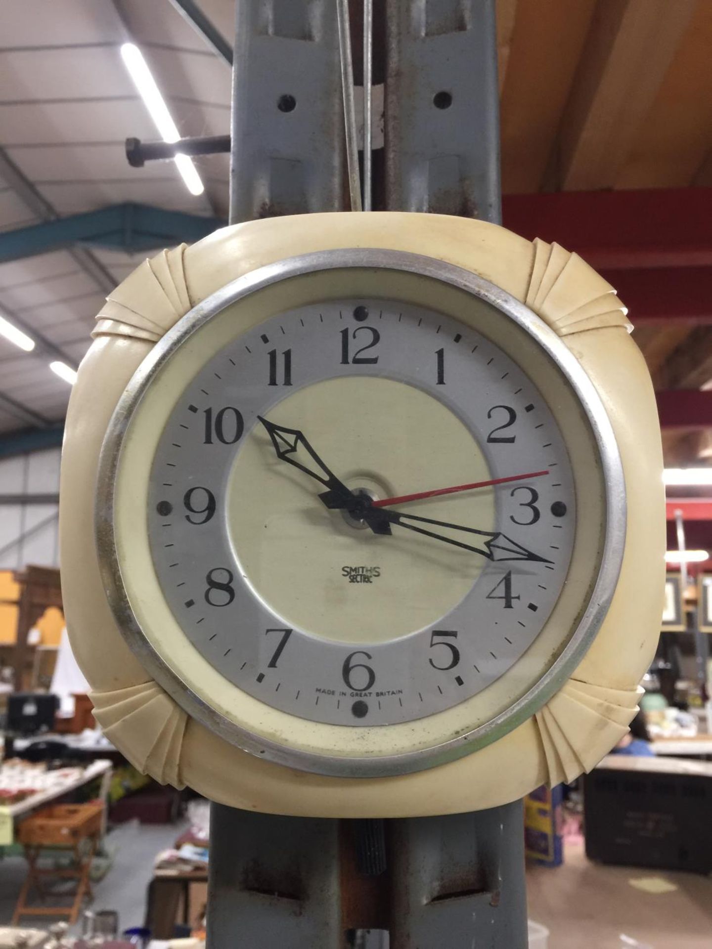 A VINTAGE SMITHS ELECTRIC KITCHEN WALL CLOCK