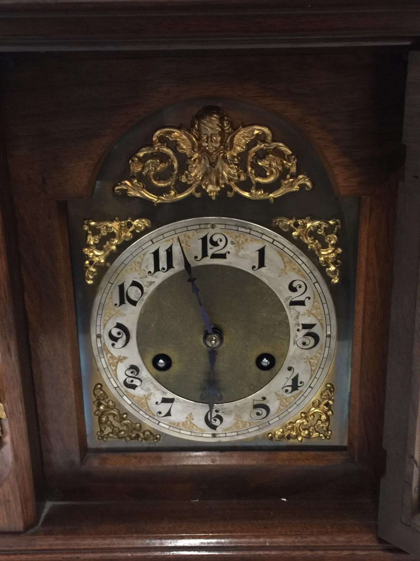 A 19TH CENTURY MAHOGANY CASED BRACKET CLOCK WITH FULL BRASS DIAL AND SILVER CHAPTER RING ORMOLA - Image 8 of 12