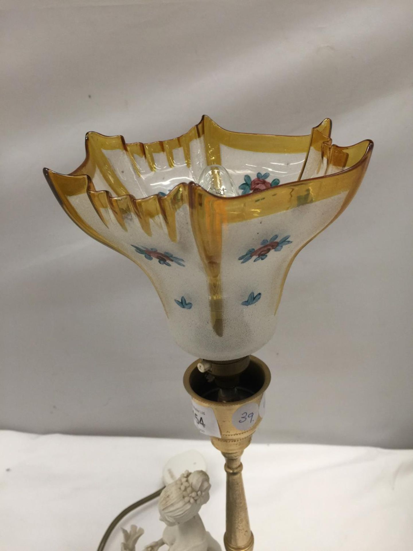 A TABLE LAMP WITH CERAMIC LADY BASE AND GLASS SHADE HEIGHT 44CM - Image 5 of 6