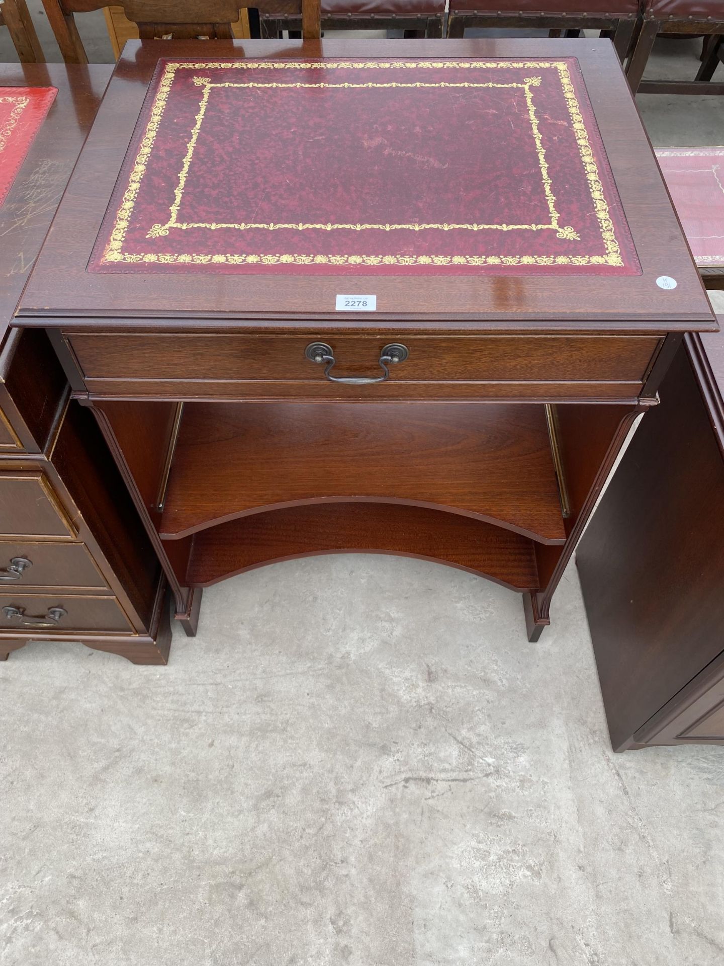 A SMALL MAHOGANY COMPUTER TABLE WITH SINGLE DRAWER AND RED LEATHER TOP - Image 2 of 6