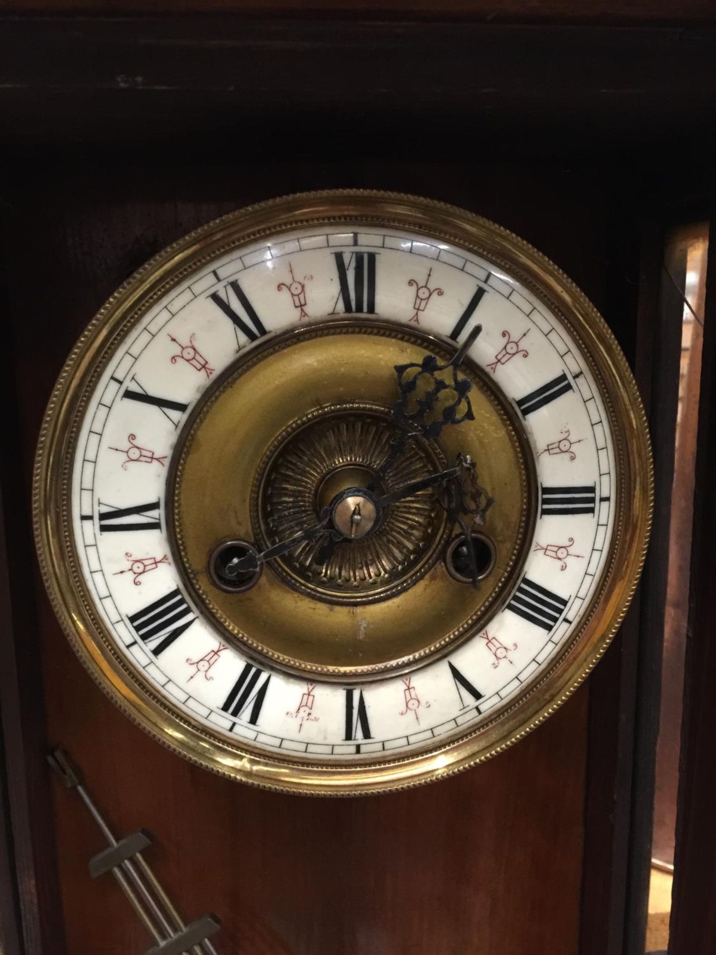 A LATE 19TH CENTURY VIENNA WALL CLOCK WITH ROMAN NUMERALS ON BRASS FACE AND PENDULUM WITH KEY H: - Image 4 of 5