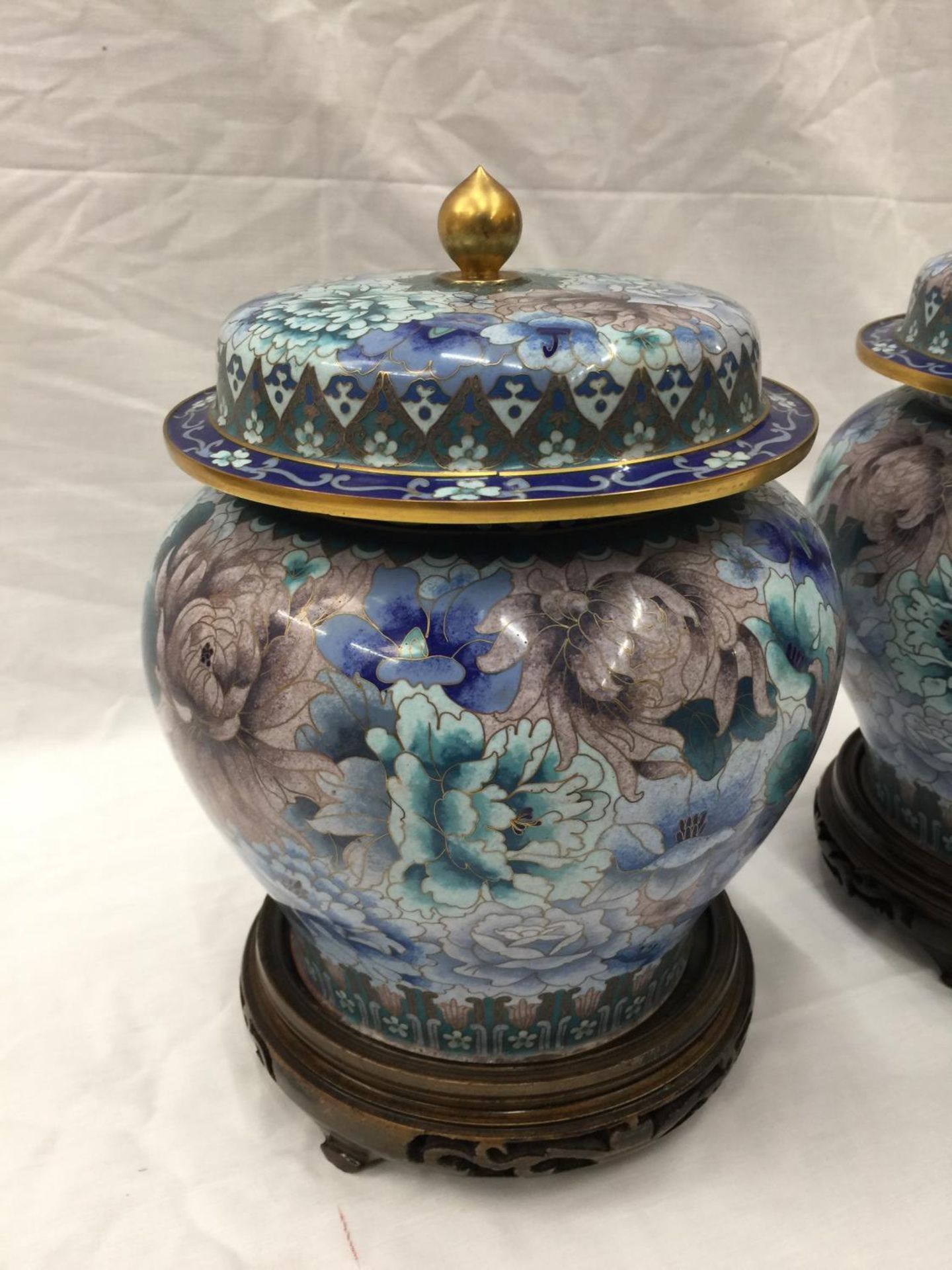 A LARGE PAIR OF ORIENTAL STYLE CLOISONNE PAINTED METAL VASES WITH GILT OUTLINING H: 31CM - Image 3 of 8