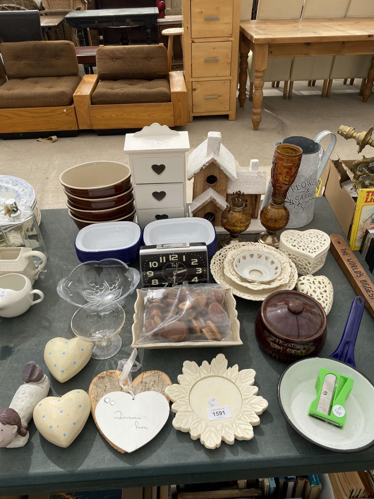 AN ASSORTMENT OF ITEMS TO INCLUDE ENAMEL PIE DISHES, DOOR FURNITURE AND TWO OIL LAMPS ETC