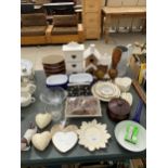 AN ASSORTMENT OF ITEMS TO INCLUDE ENAMEL PIE DISHES, DOOR FURNITURE AND TWO OIL LAMPS ETC