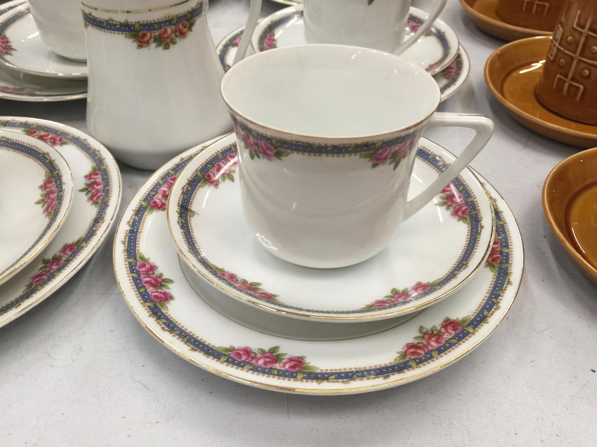 A LARGE QUANTITY OF TEAWARE TO INCLUDE CUPS, SAUCERS, PLATES, CREAM JUG AND SUGAR BOWL - Image 2 of 6