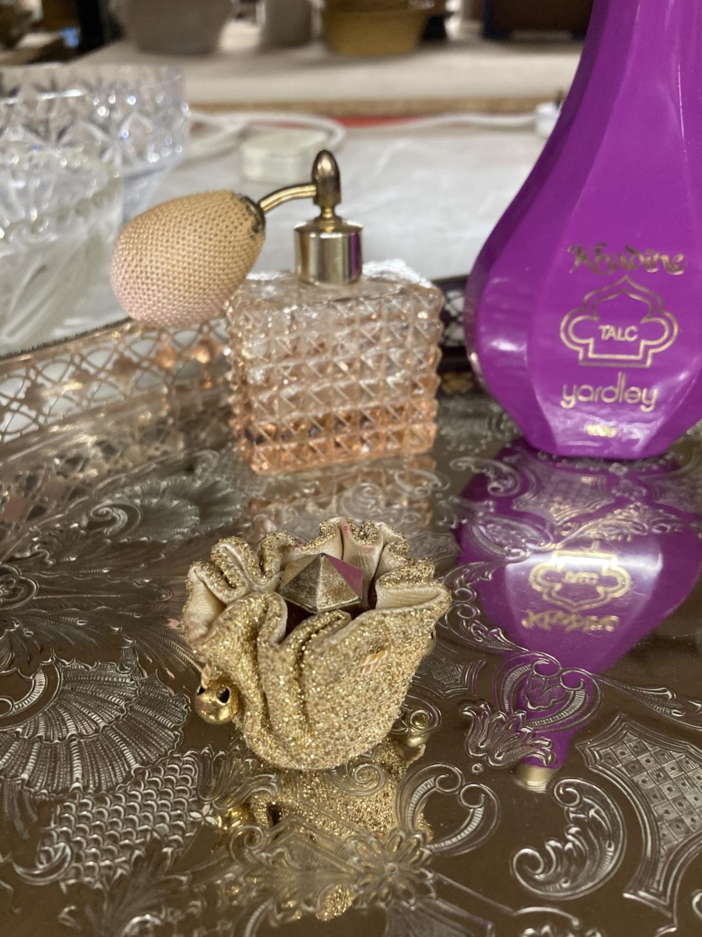 A SILVER PLATED GALLERIED TRAY CONTAINING VINTAGE PERFUMES, TALC AND A SCENT BOTTLE - Image 3 of 4