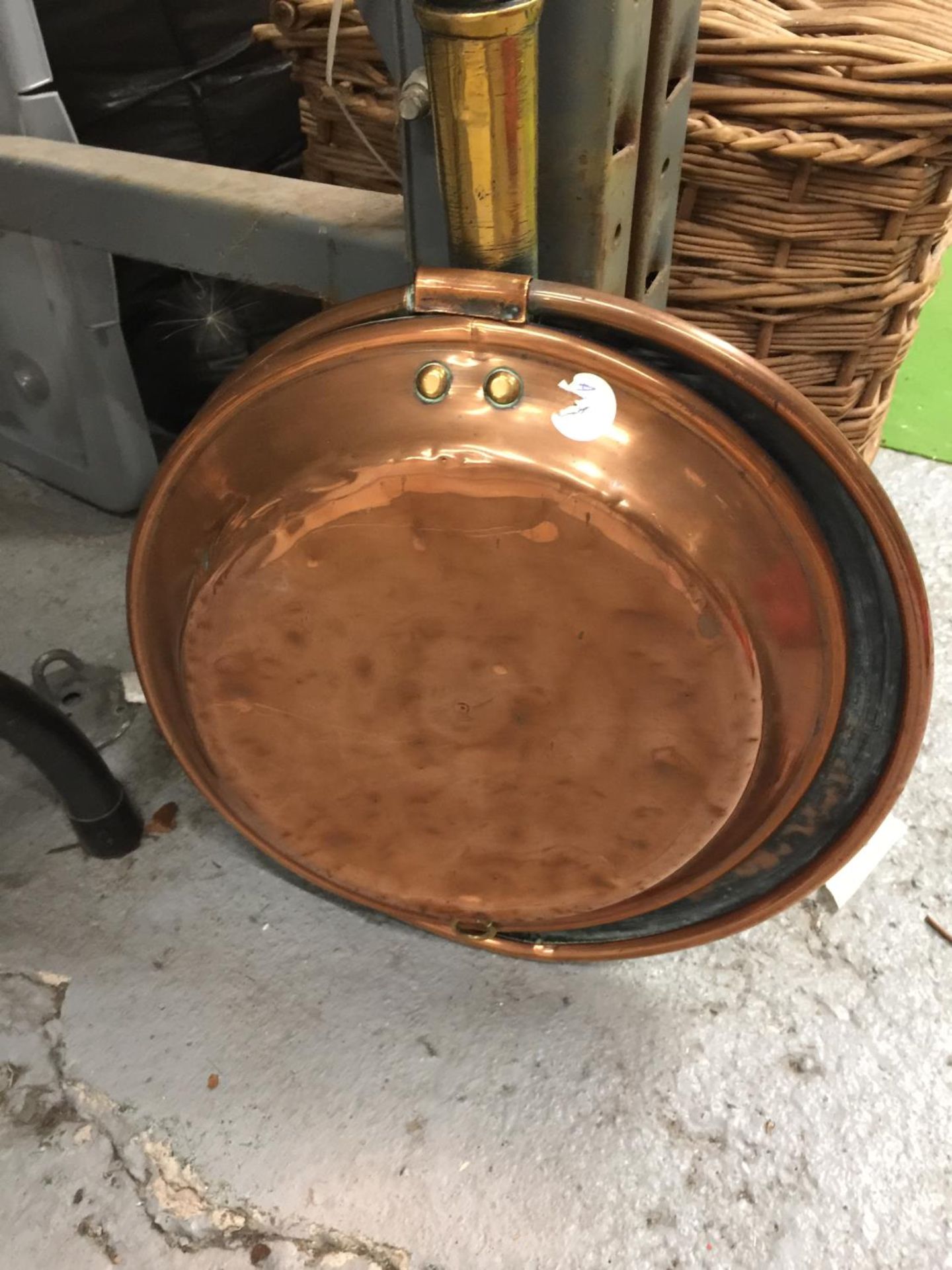 A COPPER BED WARMING PAN WITH A MAHOGANY HANDLE - Image 2 of 2
