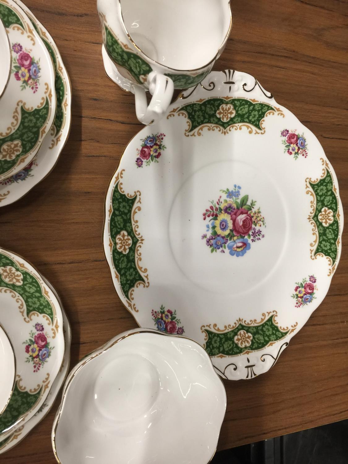 A ROYAL STANDARD GREEN AND FLORAL CHINA TEASET TO INCLUDE CAKE PLATE, CREAM JUG, SUGAR BOWLS, - Image 3 of 4