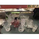 A QUANTITY OF GLASSWARE TO INCLUDE BOWLS, VASES, JARS, ETC