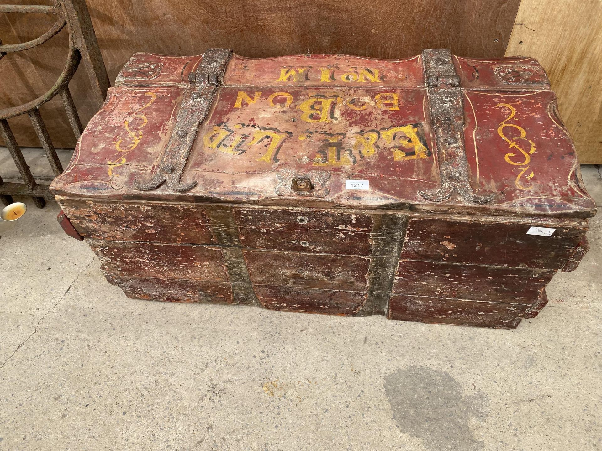 A HEAVY 19TH CENTURY LIVING VAN/WAGON TRUNK HAVING MOST SUBSTANTIAL BLACKSMITH MADE IRON HINGES - Image 2 of 6