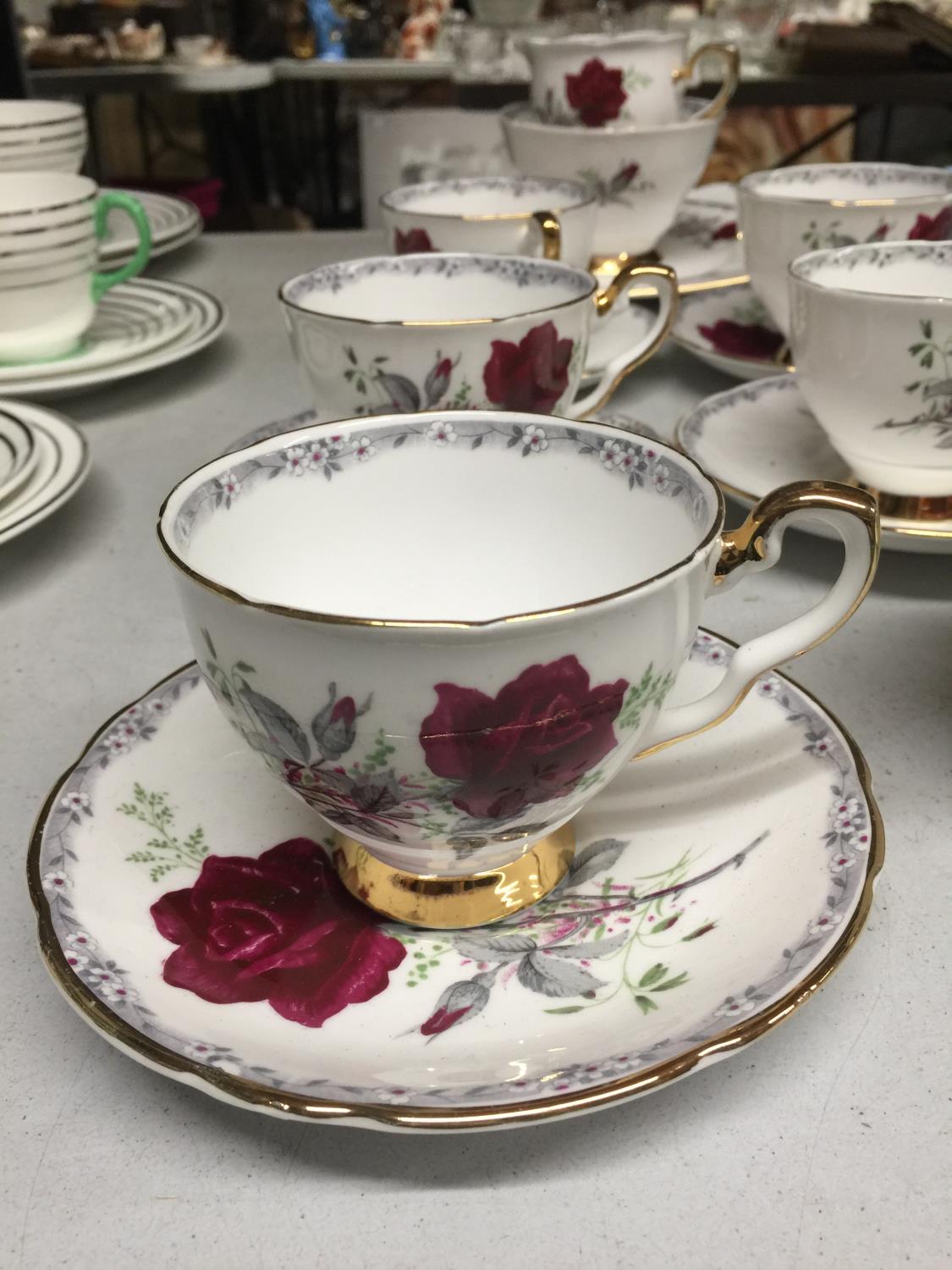 A ROYAL STAFFORD 'ROSES TO REMEMBER' TEASET TO INCLUDE CREAM JUG, SUGAR BOWL, CAKE PLATE, SIX CUPS - Image 2 of 4