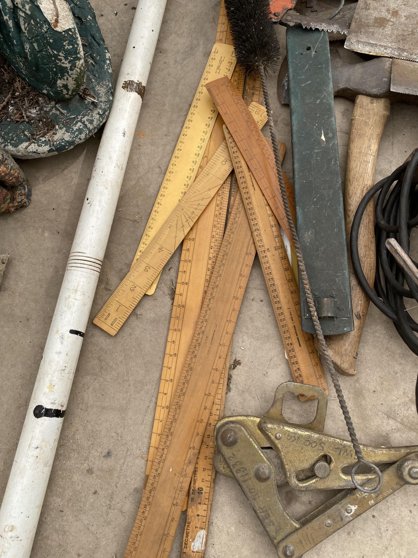 AN ASSORTMENT OF VINTAGE TOOLS TO INCLUDE SAWS, AN AXE AND A 12MM X 1000MM SDS DRILL BIT ETC - Image 3 of 3