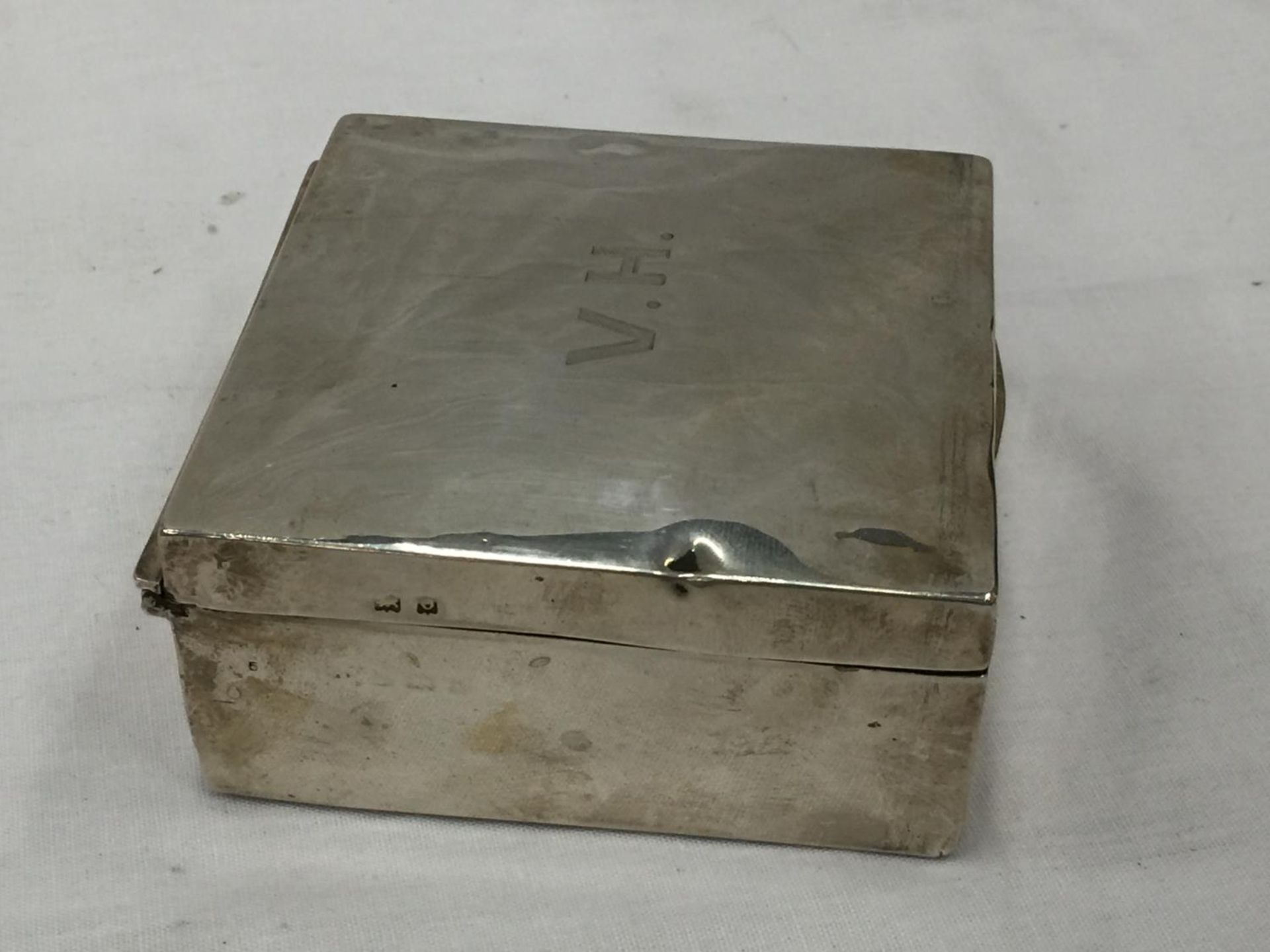 A HALLMARKED (INDISTINCT) SILVER TRINKET BOX WITH WOODEN LINING. WEIGHT: 234 GRAMS - Image 5 of 8