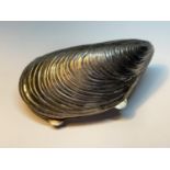 A MARKED 925 SILVER MUSSEL SHELL DESIGN SNUFF BOX