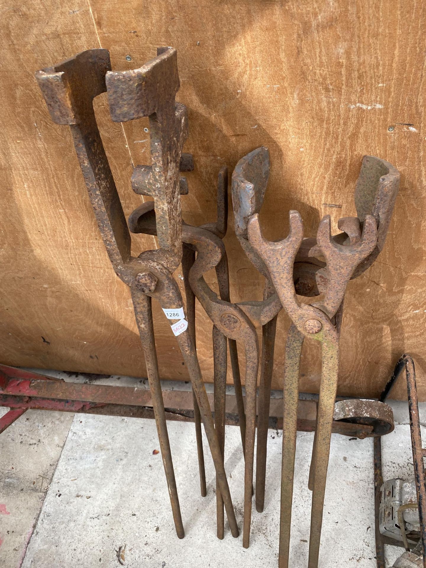 A COLLECTION OF HEAVY DUTY FOUNDRY TOOLS