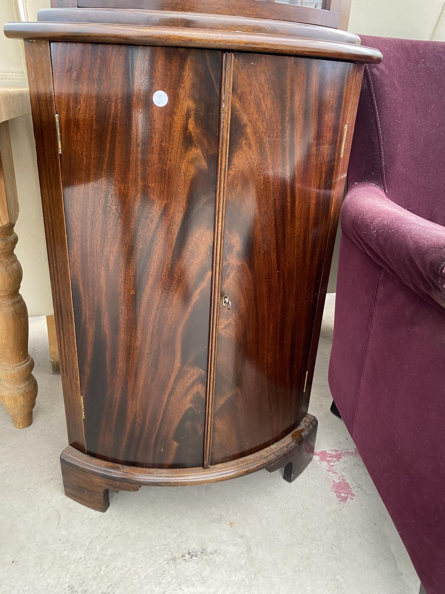 A MAHOGANY BOW FRONT CORNER CABINET - Image 2 of 3