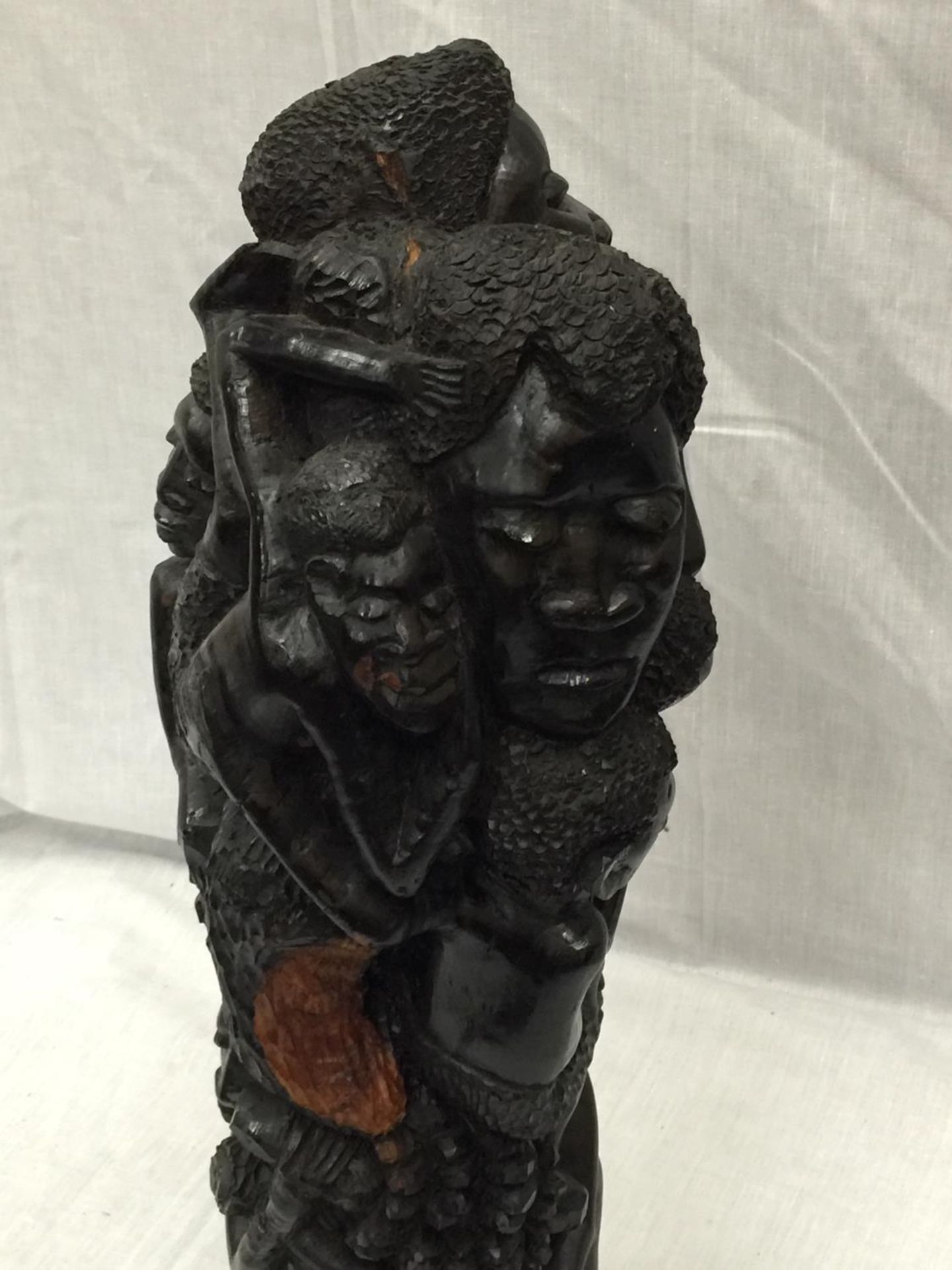 A LARGE HAND CARVED AFRICAN TRIBAL STYLE FIGURE H: 54CM - Image 2 of 6