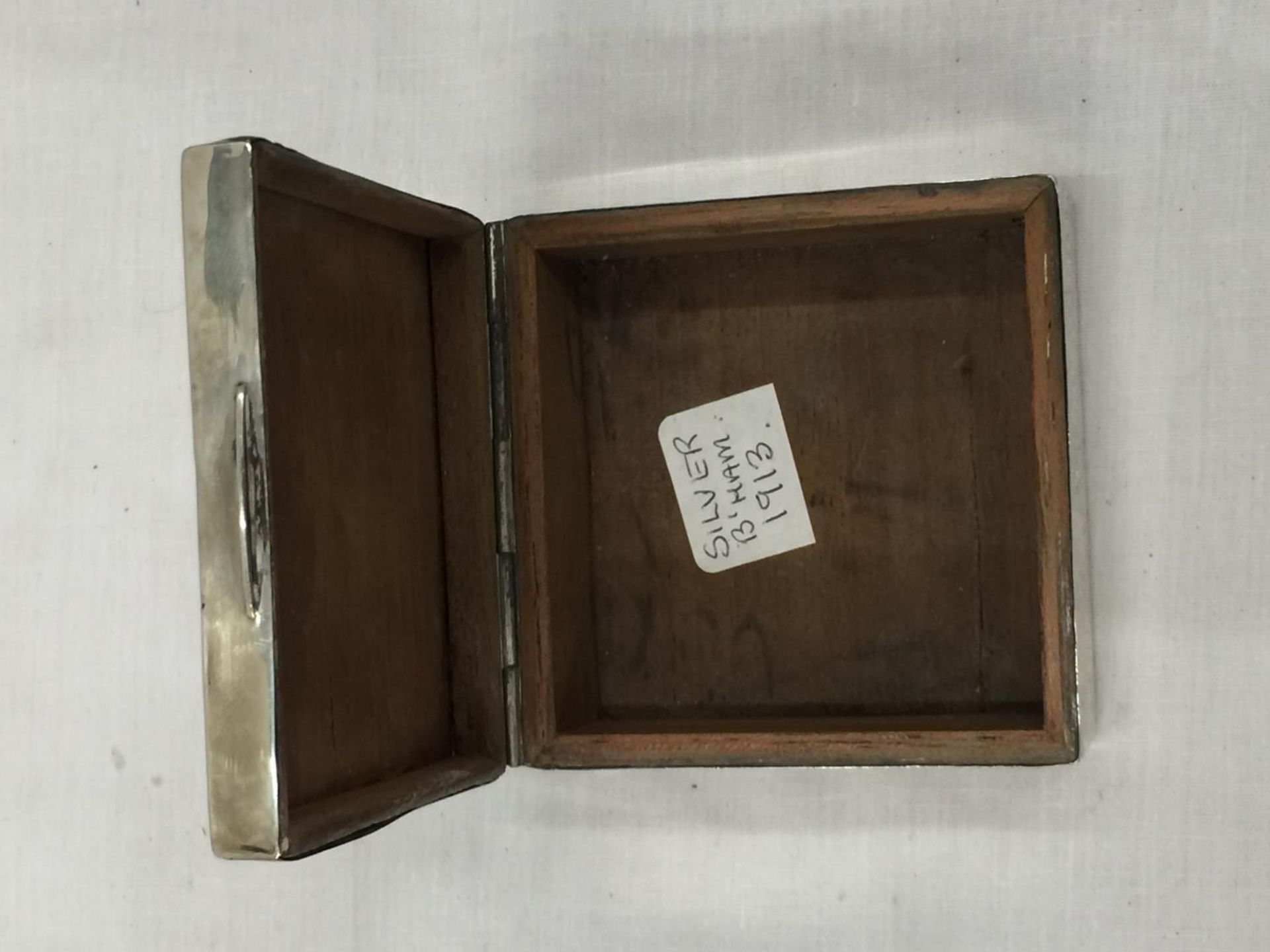 A HALLMARKED (INDISTINCT) SILVER TRINKET BOX WITH WOODEN LINING. WEIGHT: 234 GRAMS - Image 7 of 8