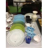 A QUANTITY OF COLOURED GLASSWARE TO INCLUDE BASKET WEAVE PLATES, BASKETS, TUMBLERS, VASE POTS, ETC