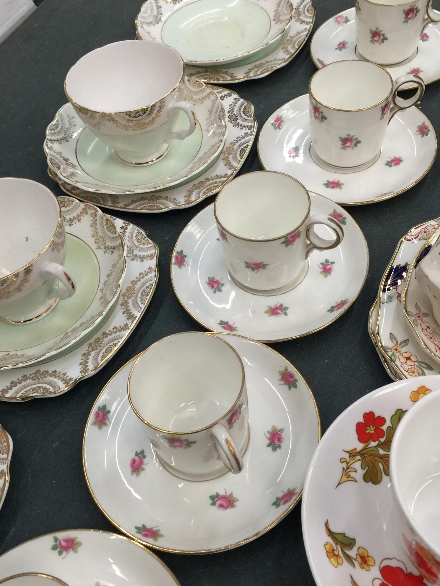 A LARGE QUANTITY OF VINTAGE CHINA AND PORCELAIN CUPS AND SAUCERS TO INCLUDE ROYAL DOULTON, ALFRED - Image 6 of 8