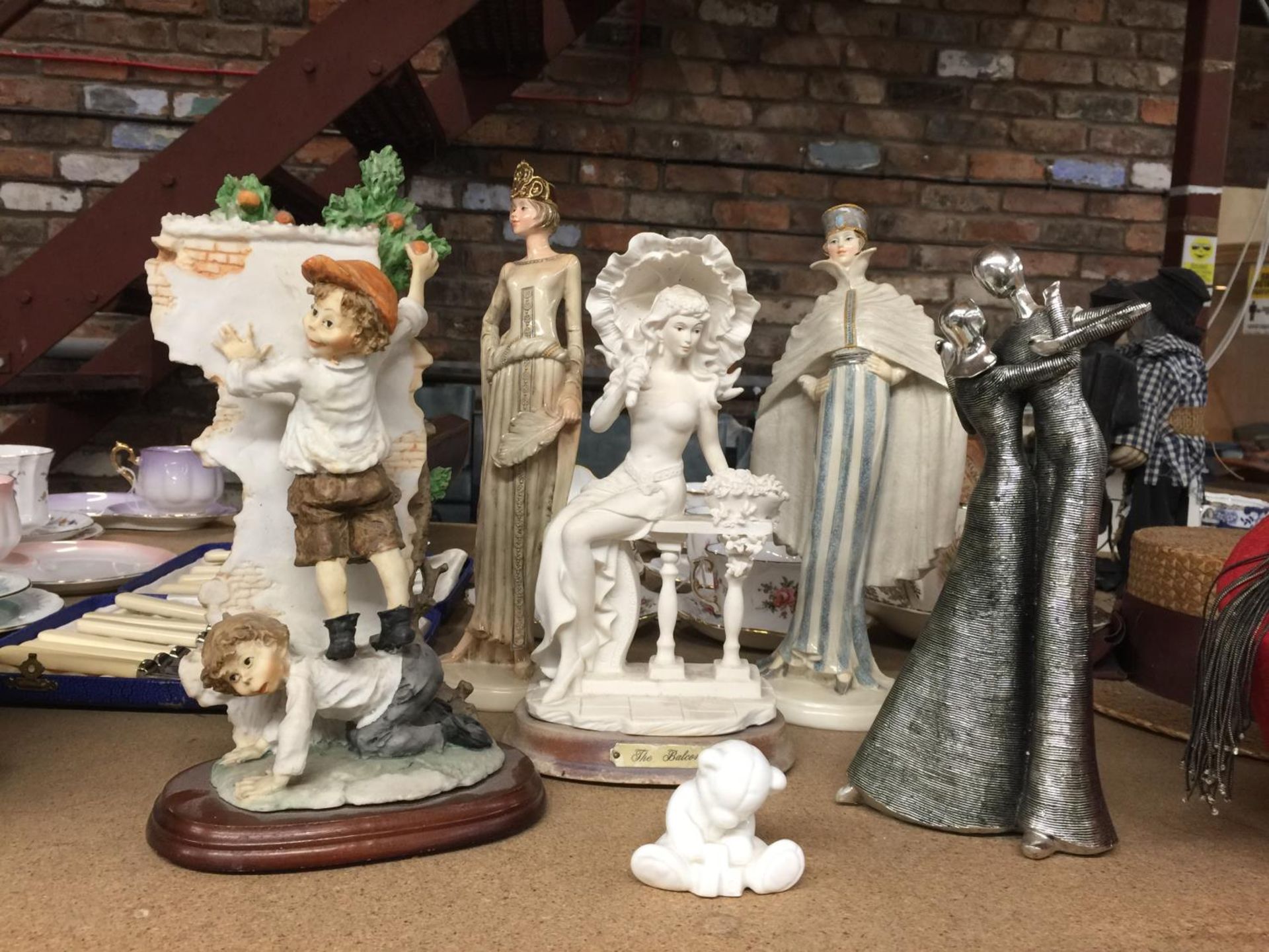 A QUANTITY OF FIGURINES TO INCLUDE ART DECO STYLE