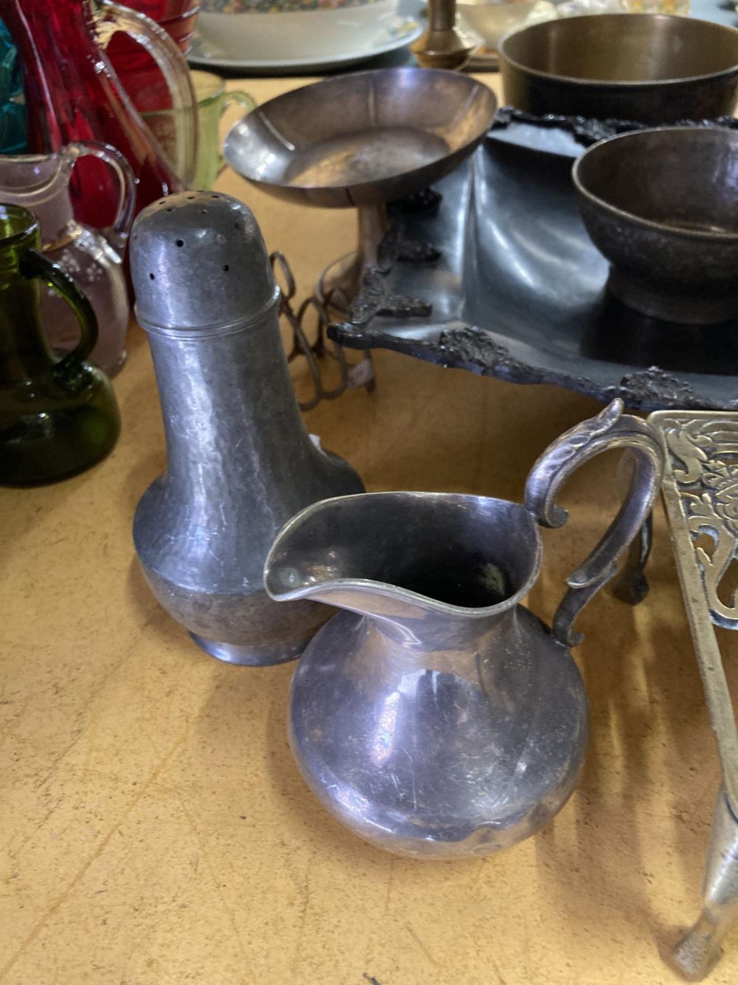 A QUANTITY OF METALWARE TO INCLUDE BRASS TRIVETS, CANDLESTICKS, BRASS PAN, PEWTER JUG AND SUGAR - Image 2 of 7