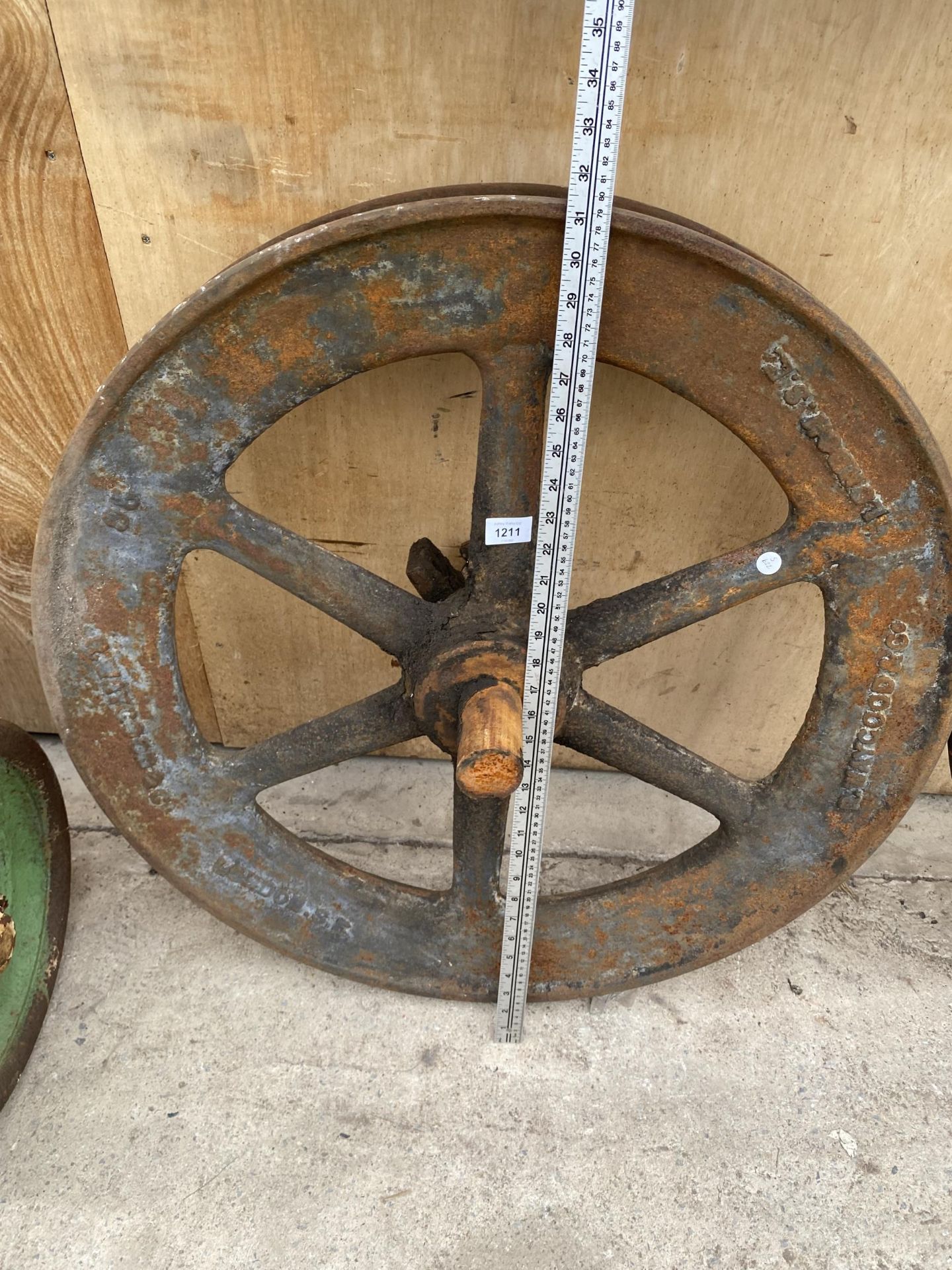 A VINTAGE CAST IRON 'WAYGOOD & CO' LONDON PULLEY WHEEL (D:77CM) - Bild 3 aus 3