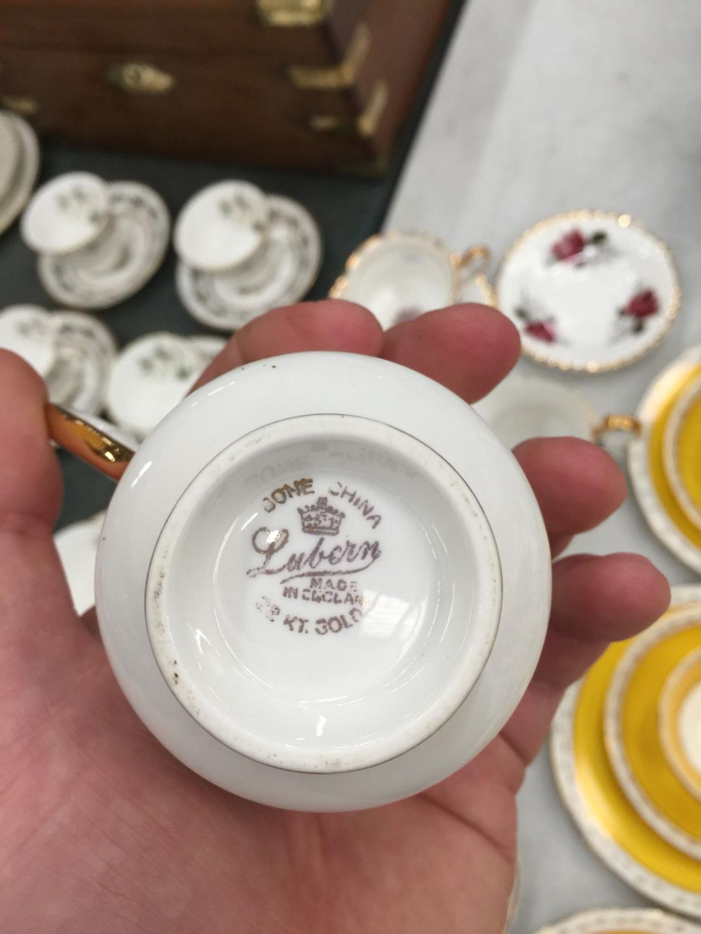 A VINTAGE ROSE PATTERNED 'LUBORN' TEASET TO INCLUDE CUPS, SAUCERS, CREAM JUG AND SUGAR BOWL - Image 6 of 6