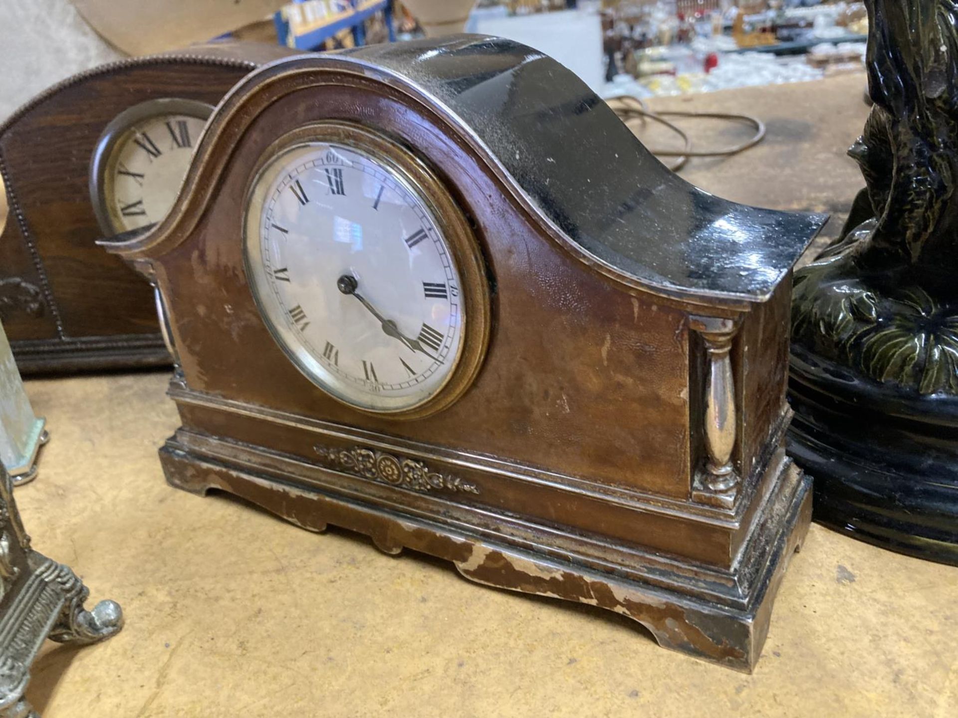 A QUANTITY OF VINTAGE MANTLE CLOCKSTO INCLUDE MAHOGANY CASED, METAL, BRASS, ETC - Image 3 of 5