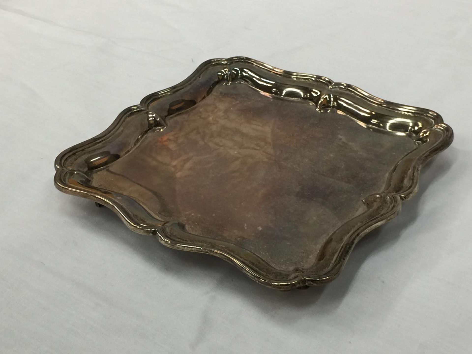 A LONDON HALLMARKED SILVER TRAY ON FEET. 18CM X 18CM. WEIGHT 295 GRAMS - Image 4 of 10