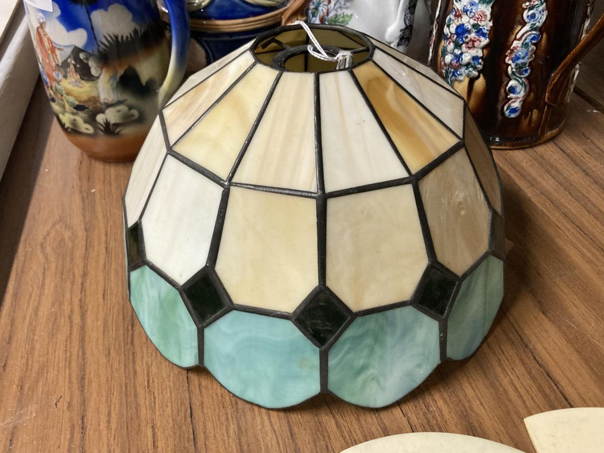 A TIFFANY STYLE CEILING LIGHT SHADE DIAMETER 25.5CM - Image 2 of 2